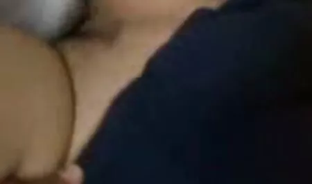 Sexy jeune allemand regarder un porno gratuitement dans base gangbang