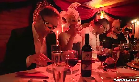 Une femme plus âgée séduit une jeune fille au bureau, super film porno streaming gratuit chaude!