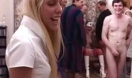 Une brune sexy avec des lignes de bronzage se fait critiquer film porno gratuit en entier