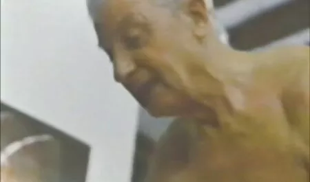 Bombasse noire est pénétrée avec ses jambes film x entier gratuit